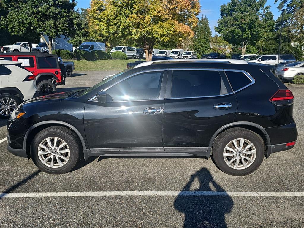 2017 Nissan Rogue SV photo 3