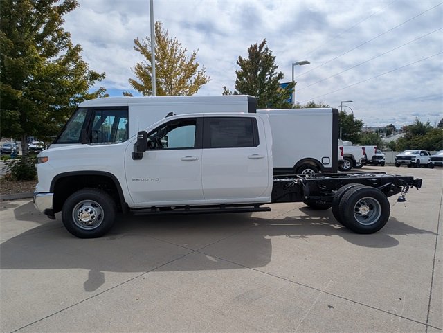2025 Chevrolet Silverado 3500HD photo 2
