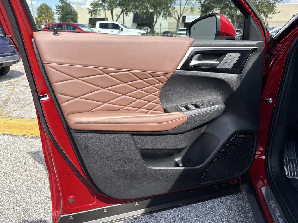 2025 Mitsubishi Outlander SEL photo 17