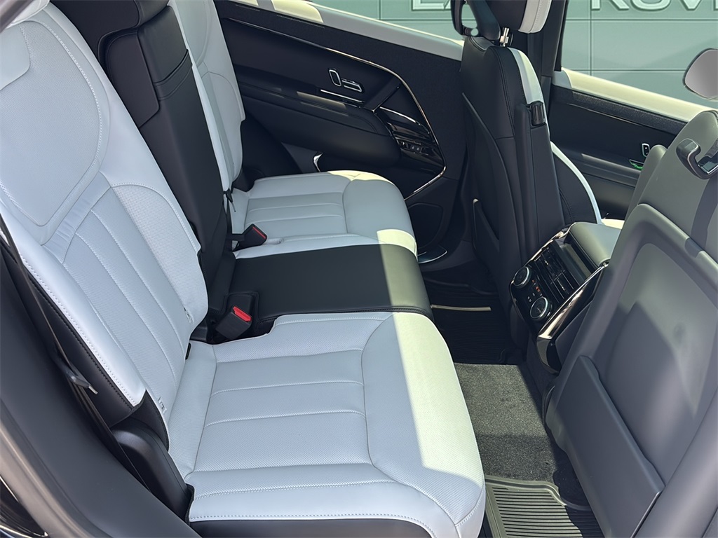 2025 Land Rover Range Rover Sport SE photo 14