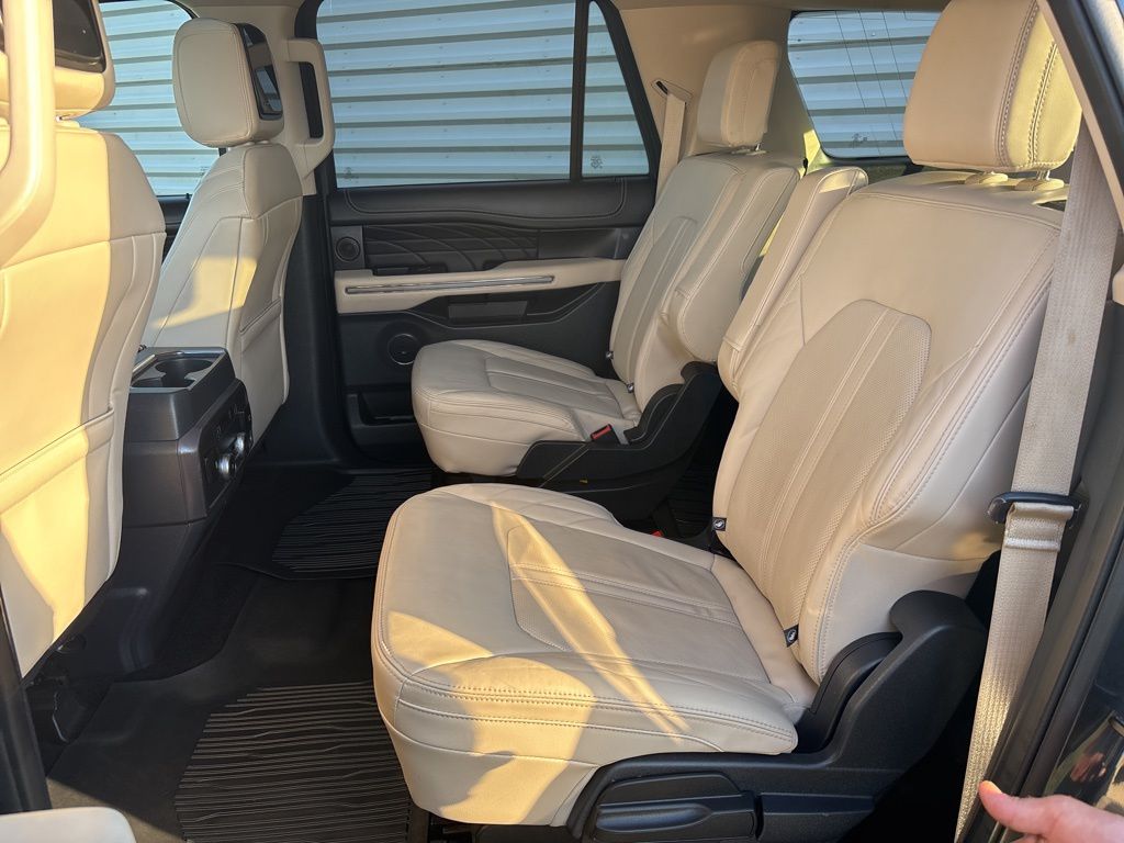 2022 Ford Expedition MAX Platinum photo 24