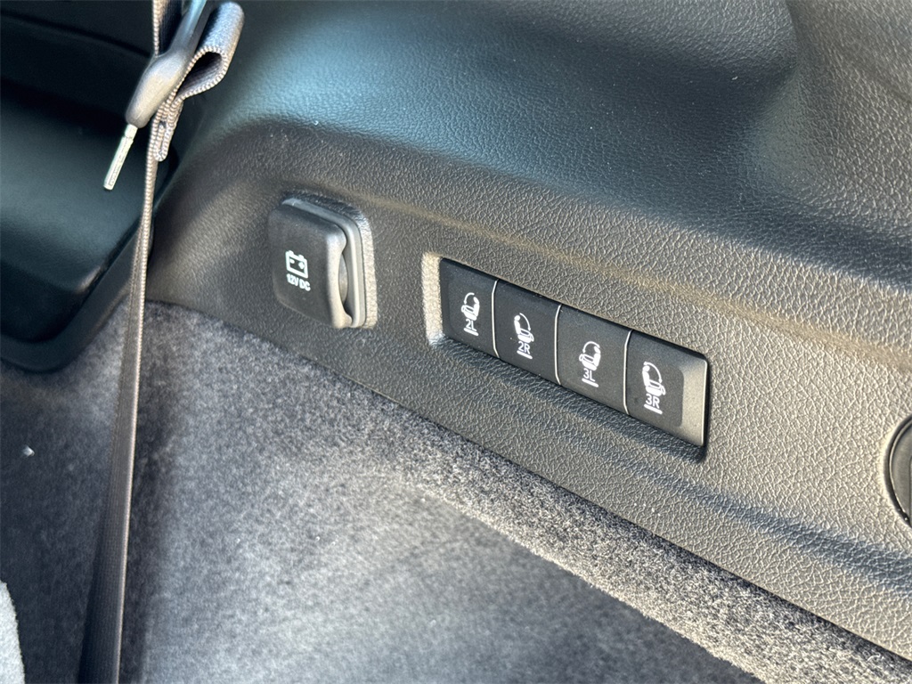 2025 Jeep Grand Cherokee Overland photo 12