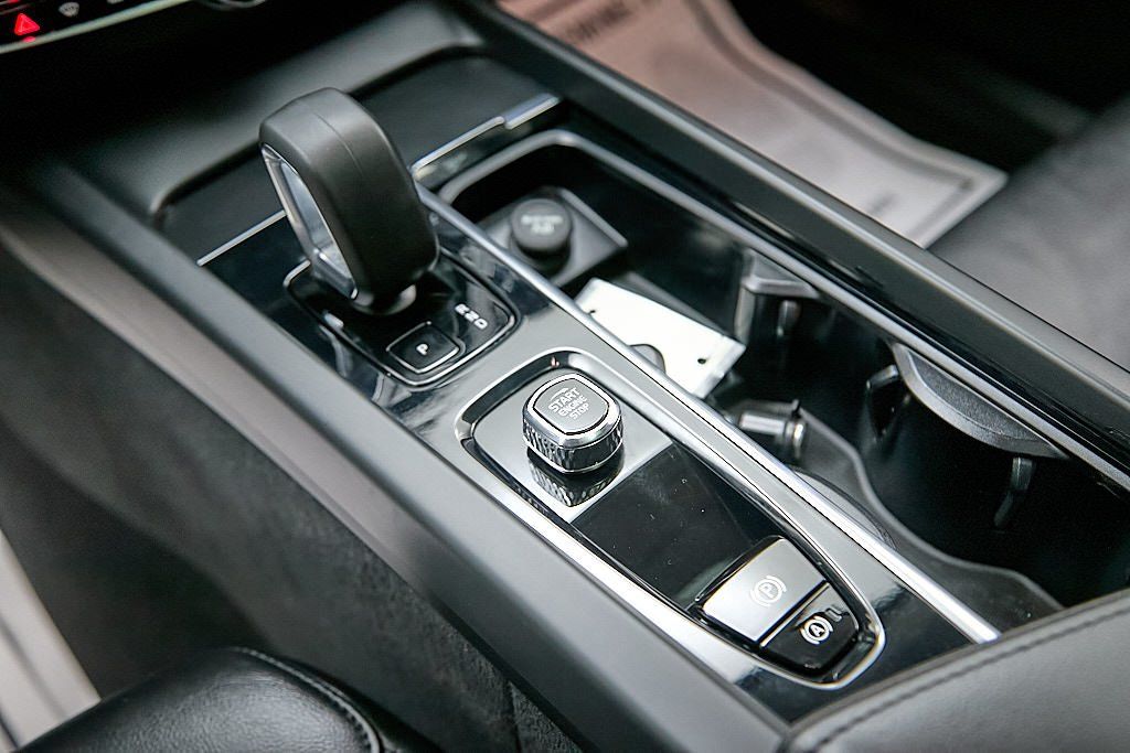 2023 VOLVO XC60 - Image 16