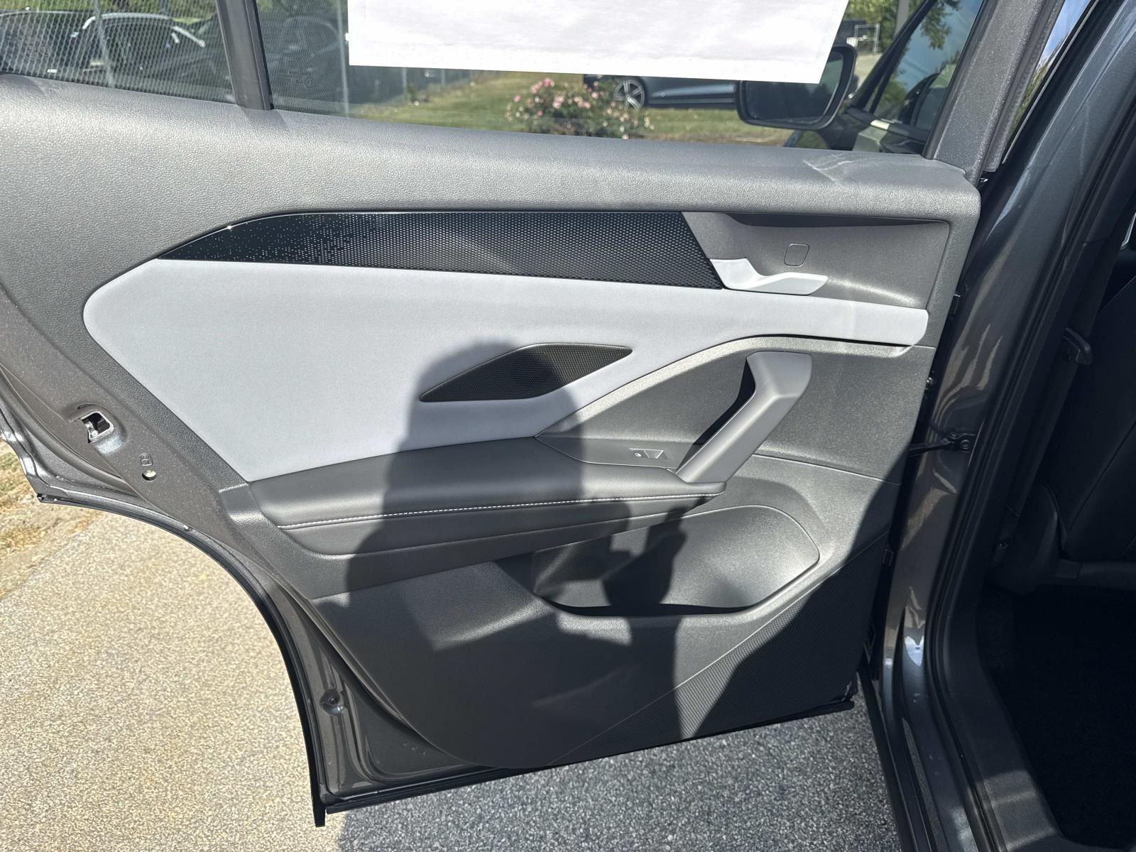 2025 Volkswagen Tiguan SE R-Line Black photo 3