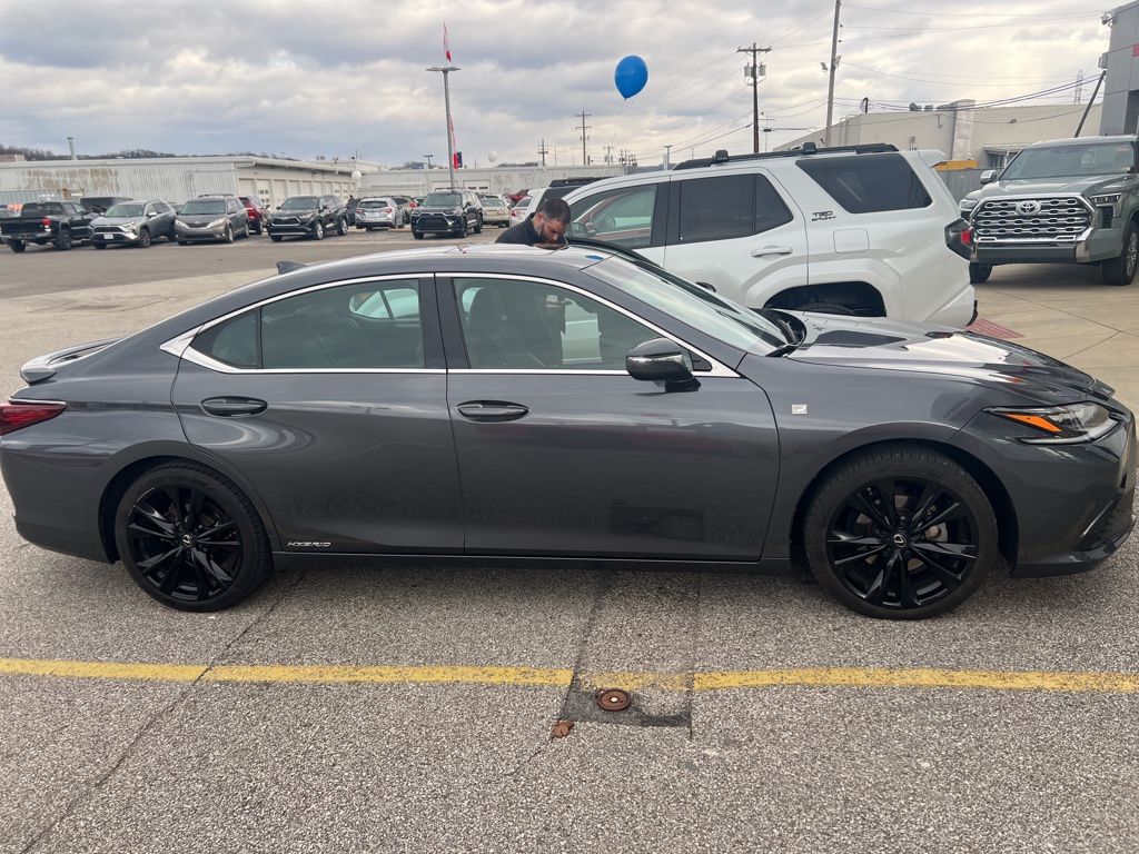 2022 Lexus ES 300h photo 2