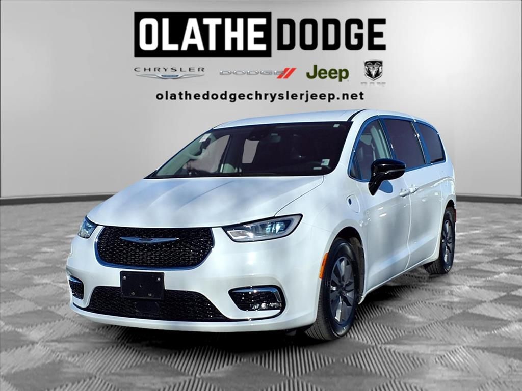 2024 Chrysler Pacifica PHEV Select's photo