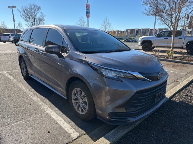2021 Toyota Sienna LE's photo