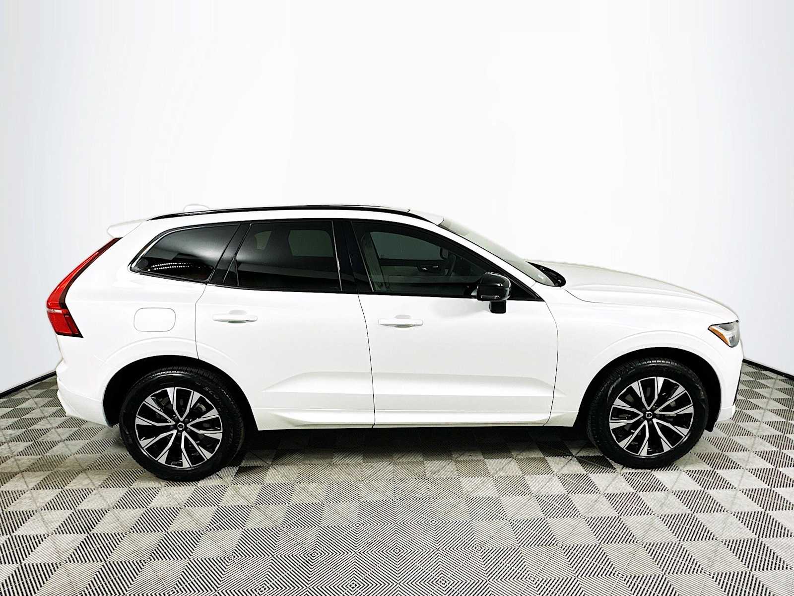 2025 Volvo XC60 B5 Core photo 7