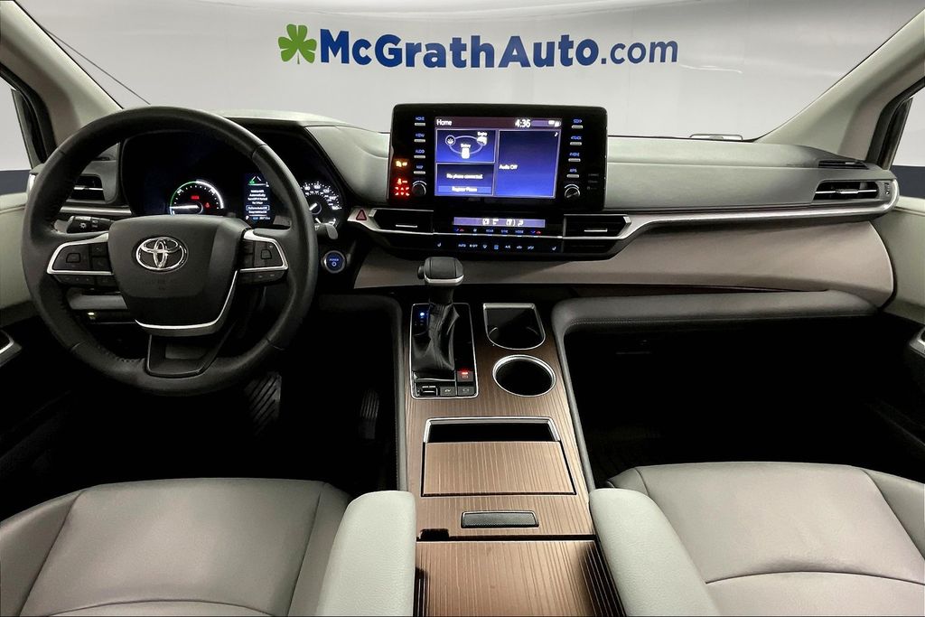 2022 Toyota Sienna XLE photo 14