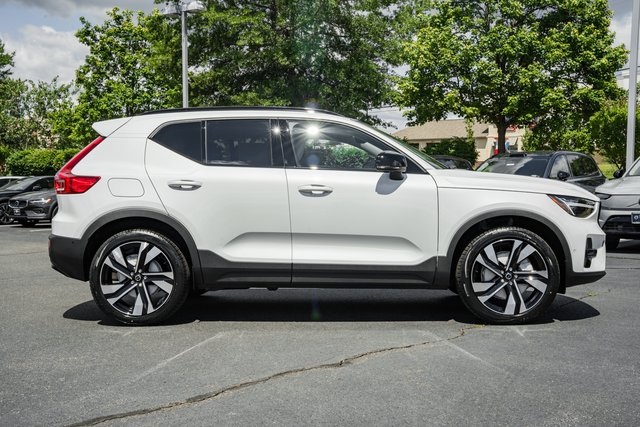 2025 Volvo XC40 Plus photo 3