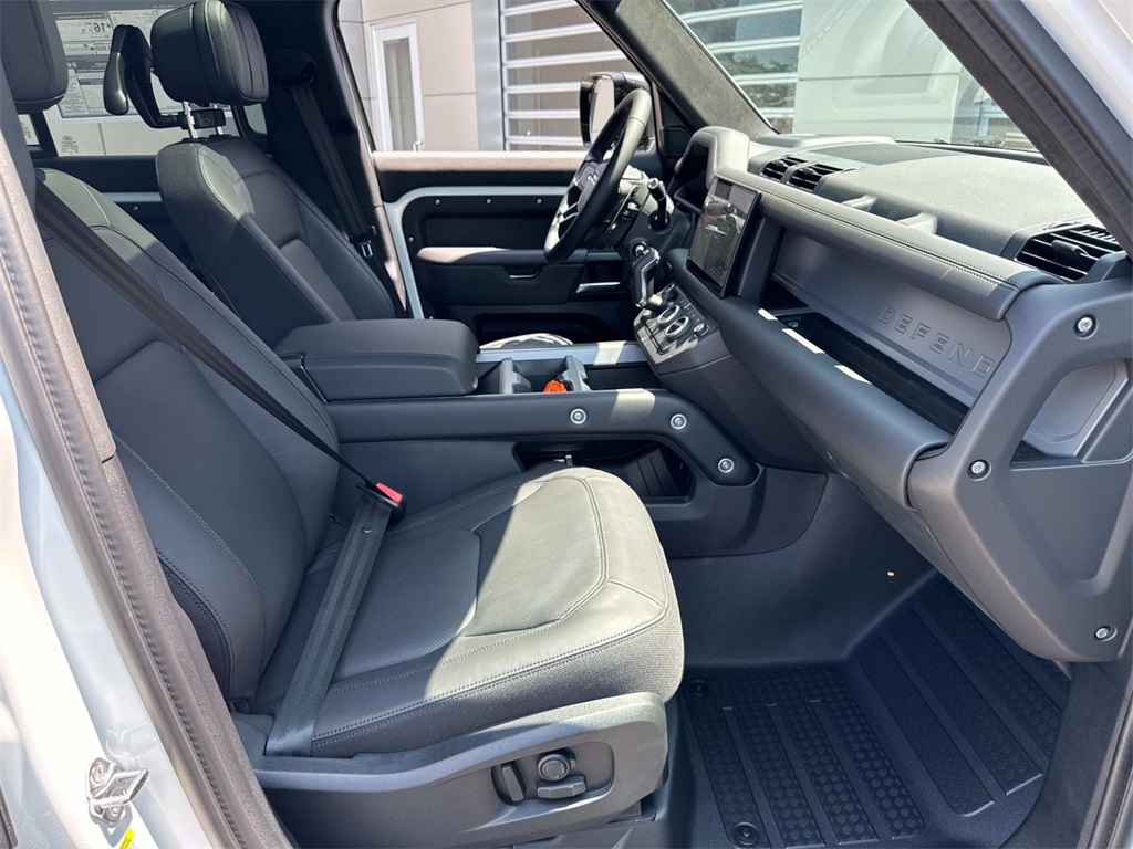 2025 Land Rover Defender 110 V8 photo 6