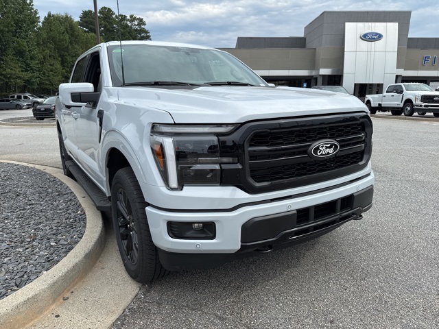 2025 Ford F-150 Lariat photo 3