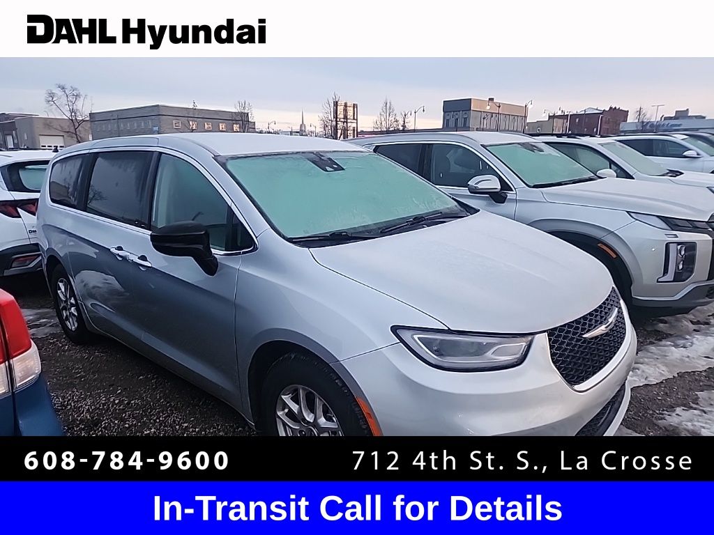 2024 Chrysler Pacifica Touring L's photo