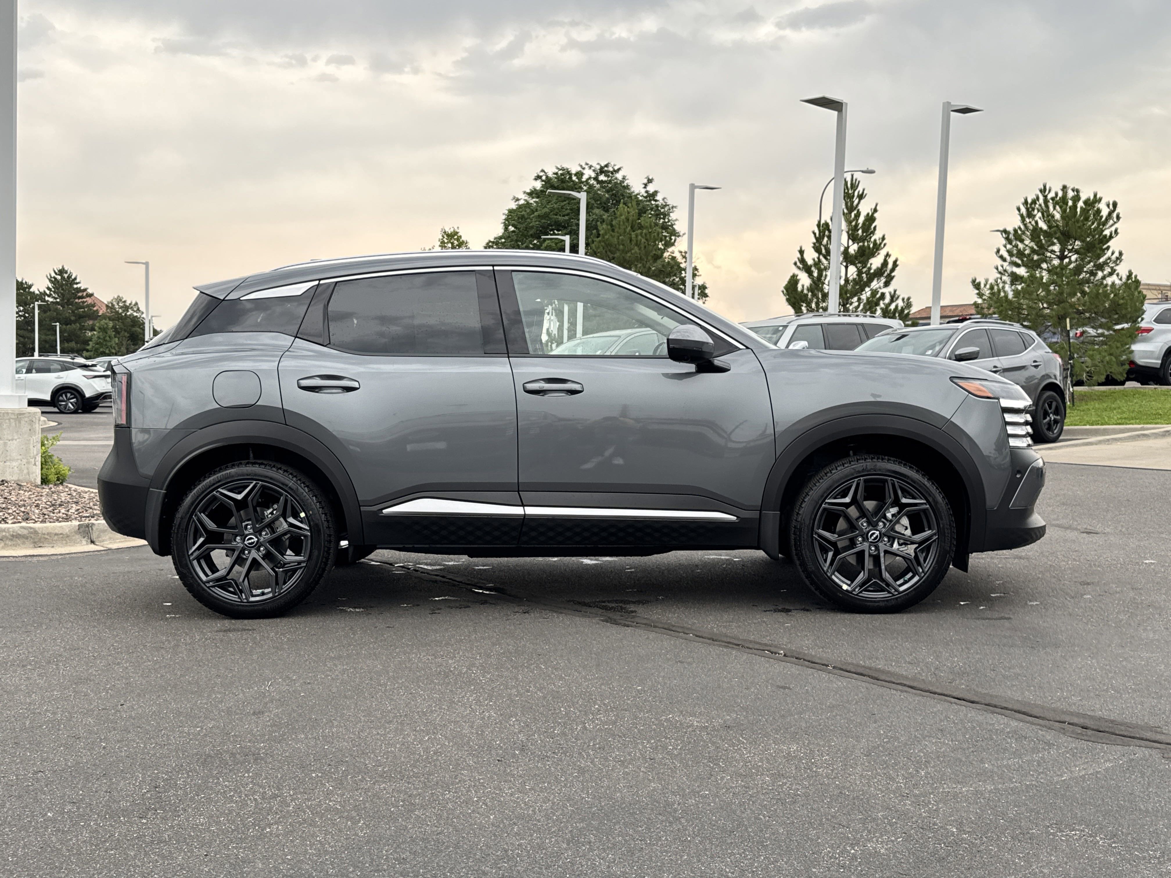 2025 Nissan Kicks SR photo 2