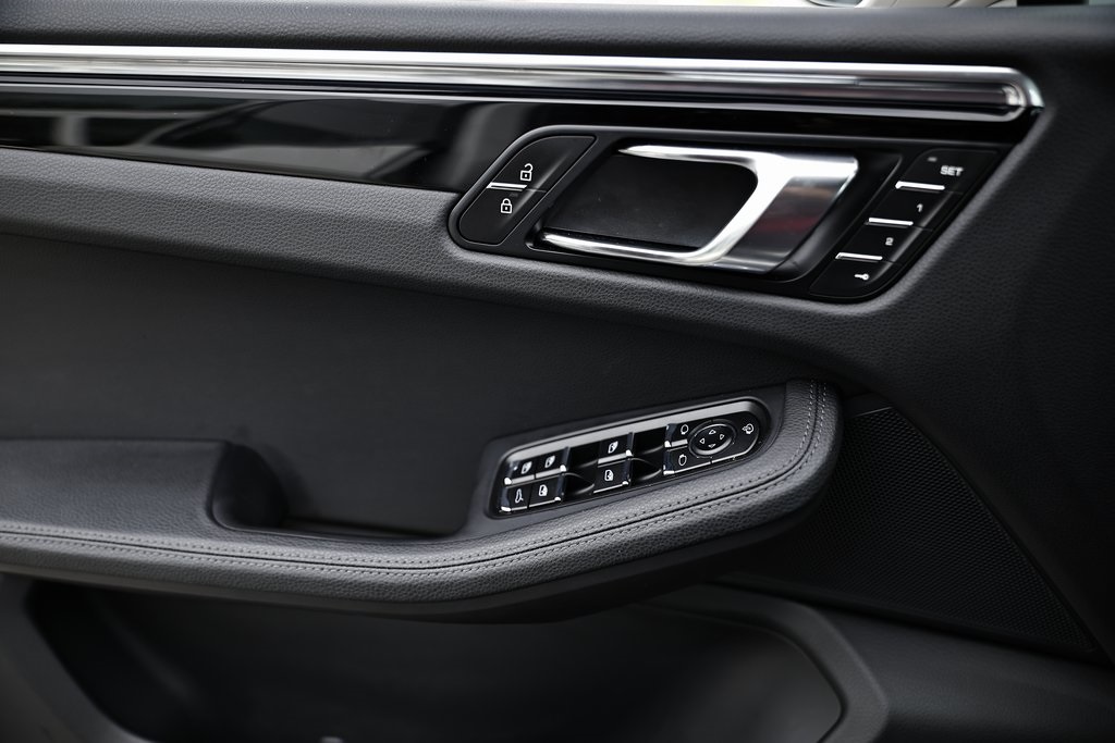 2025 Porsche Macan T photo 30