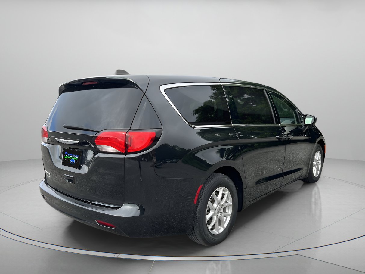 2022 Chrysler Voyager LX photo 3