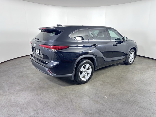 2022 Toyota Highlander LE photo 3