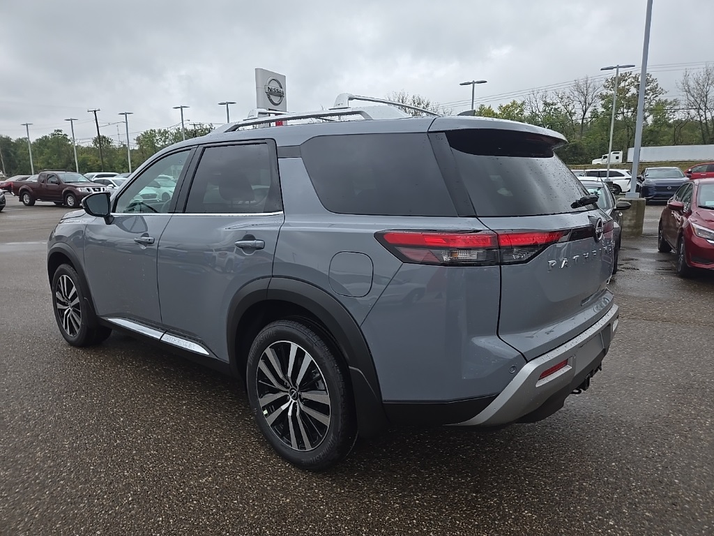2025 Nissan Pathfinder Platinum photo 3