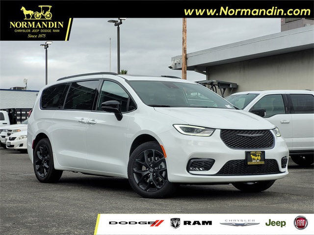 2026 Chrysler Pacifica Limited's photo