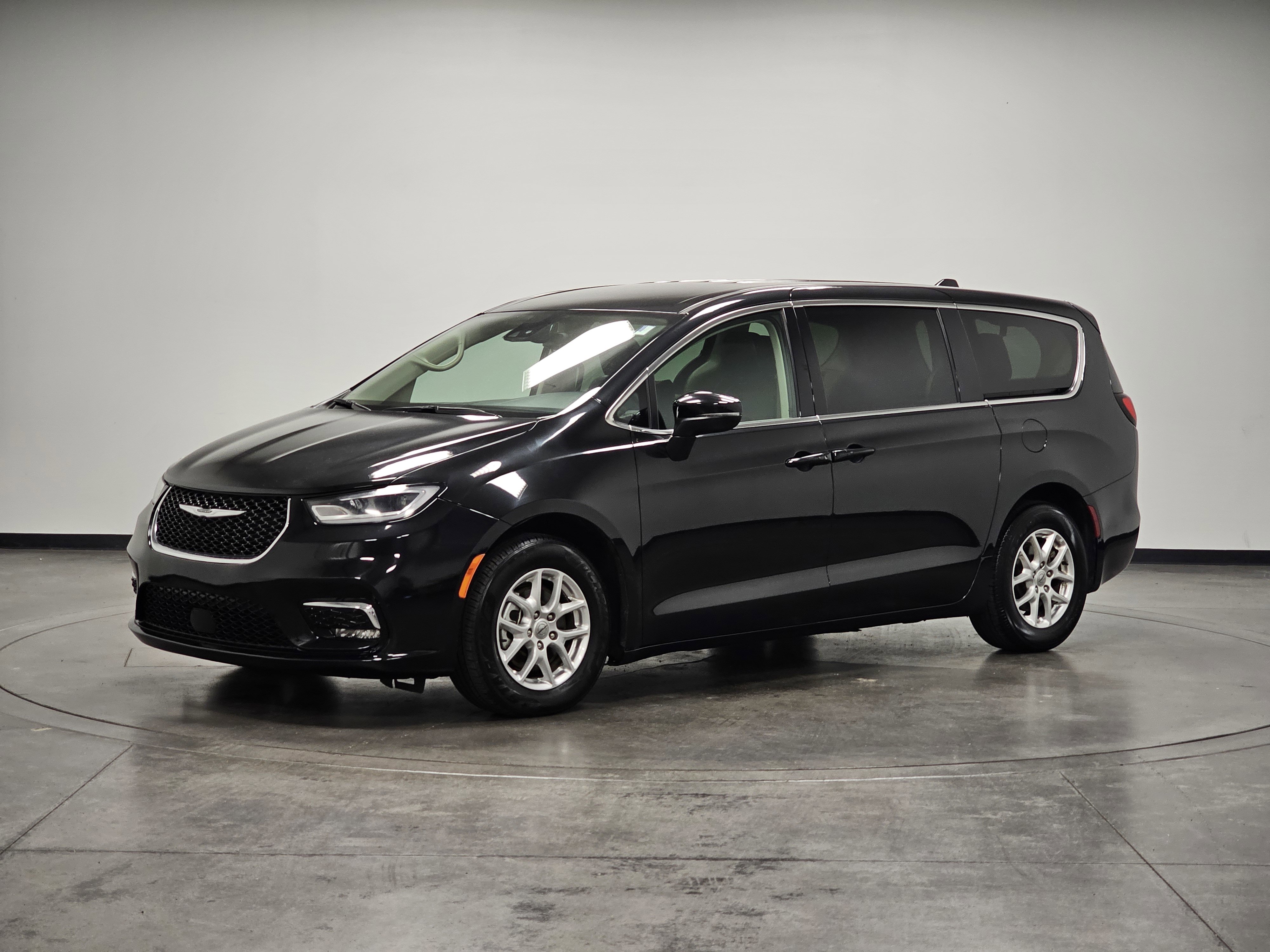 2023 Chrysler Pacifica Touring L photo 2