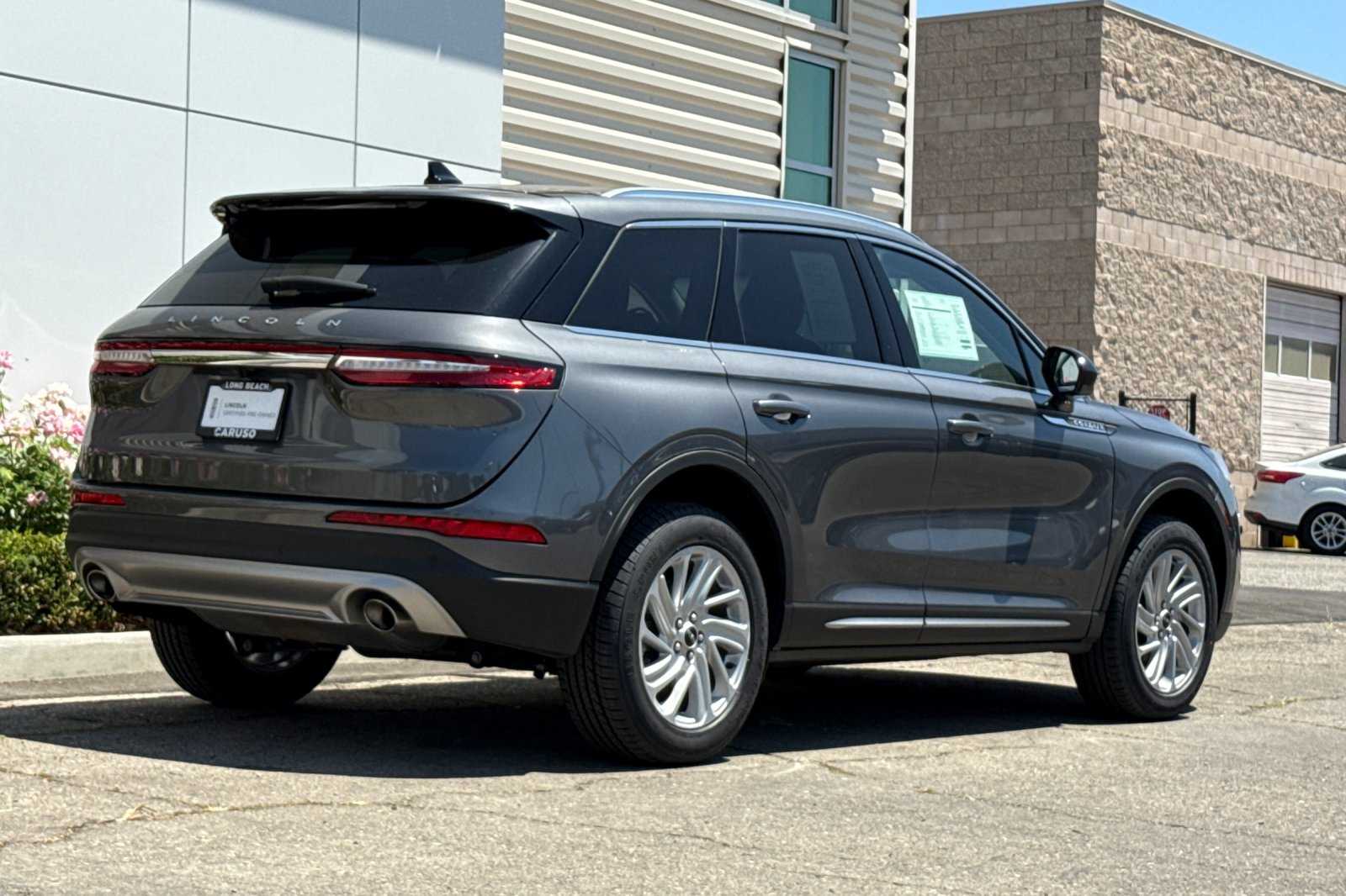 2022 Lincoln Corsair Standard photo 2