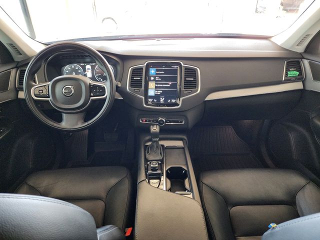2022 Volvo XC90 T5 Momentum photo 9