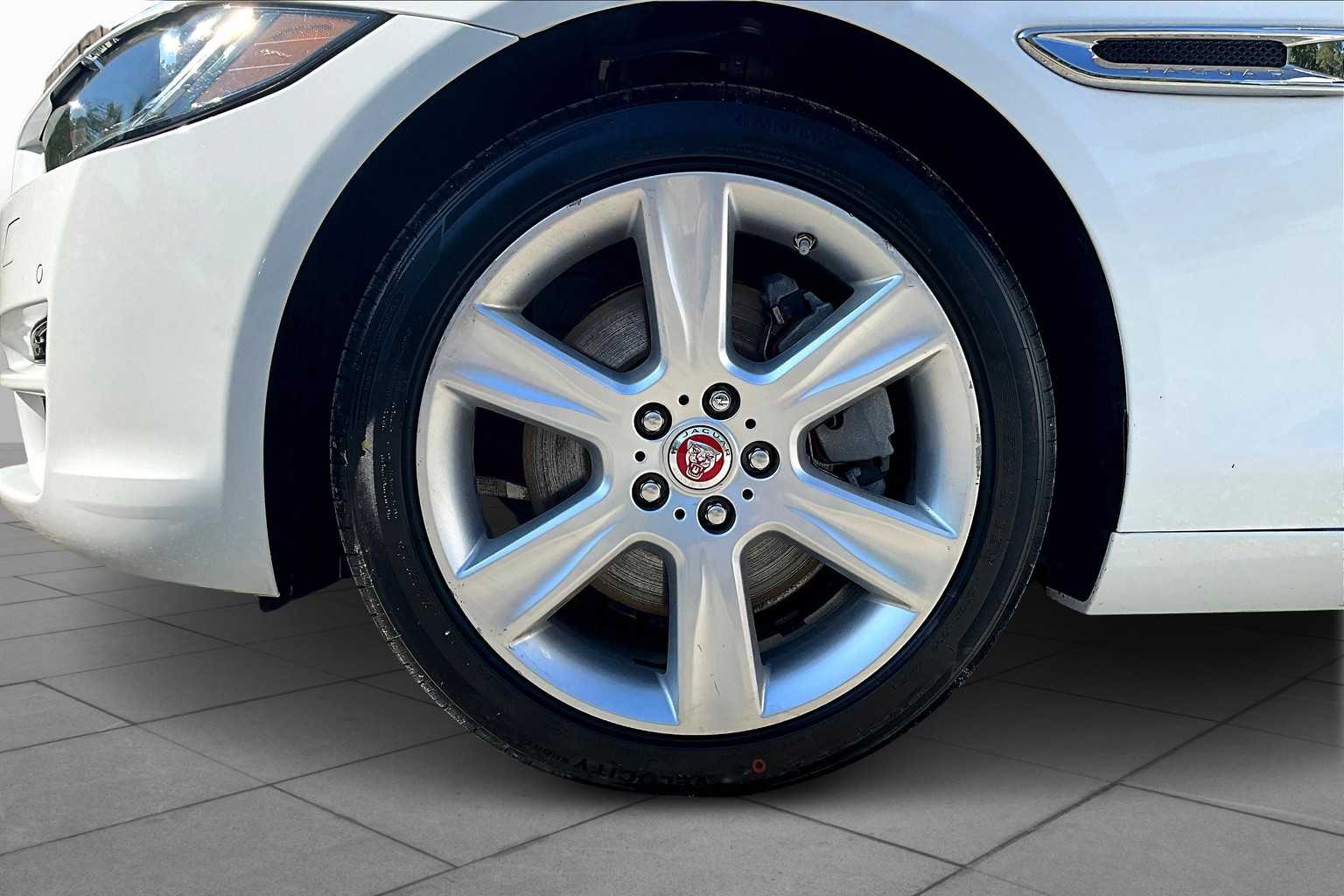 2017 Jaguar XE Premium photo 9