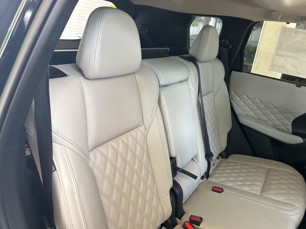 2025 Mitsubishi Outlander PHEV SEL Platinum photo 32