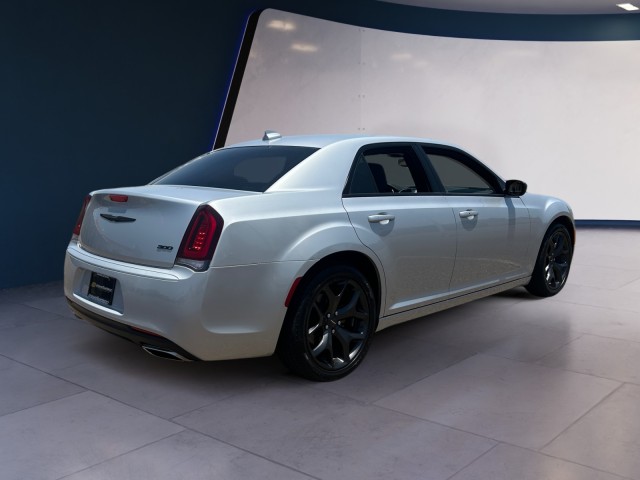 2023 Chrysler 300 Touring photo 5