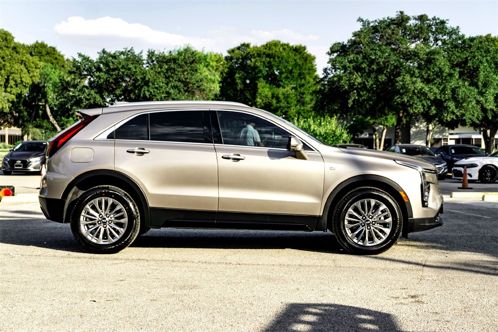 2025 Cadillac XT4 Premium Luxury photo 4