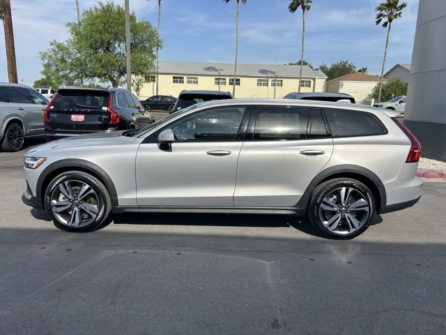 2025 Volvo V60 Cross Country B5 AWD Plus photo 4