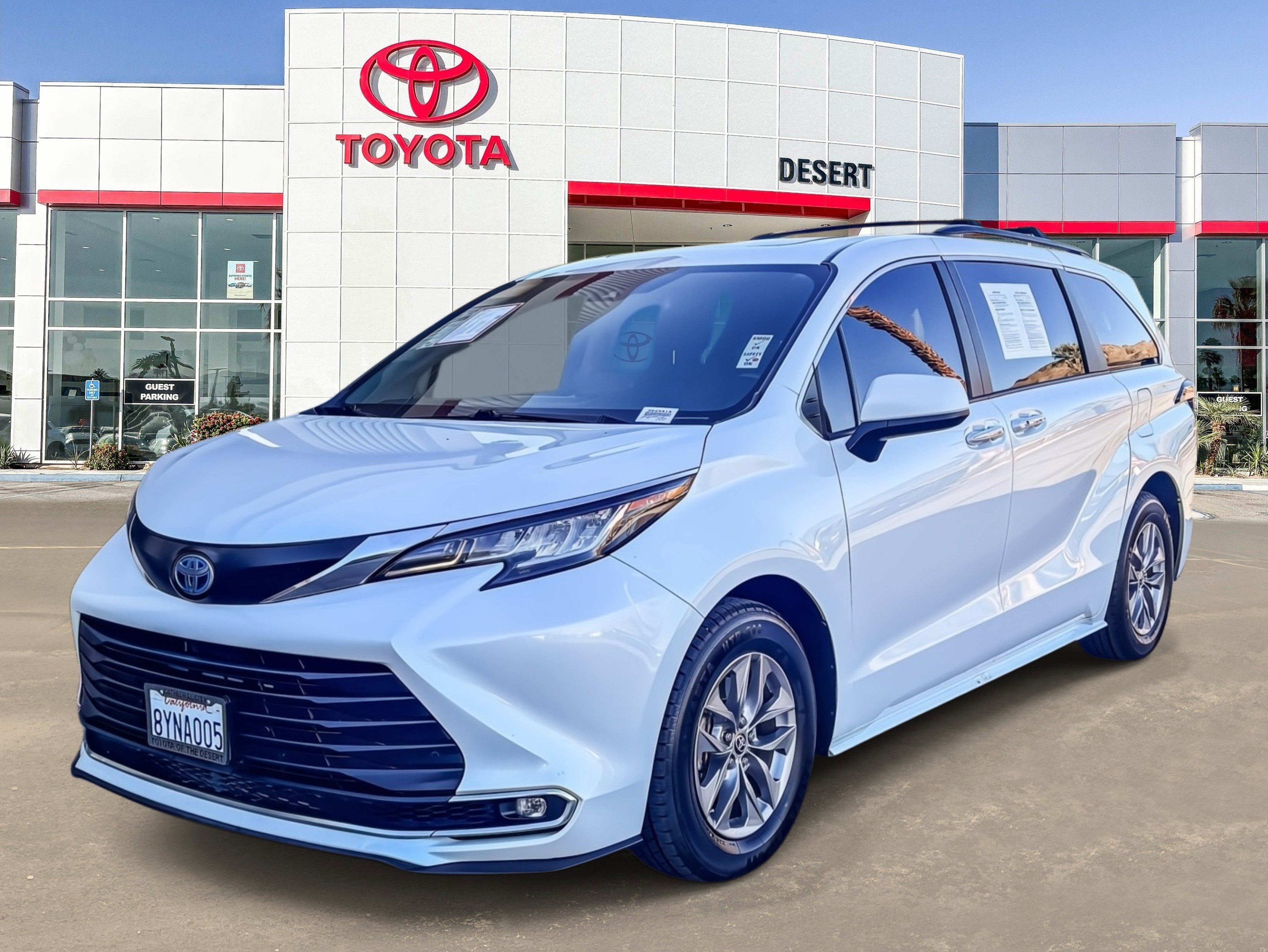 2022 Toyota Sienna XLE photo 3