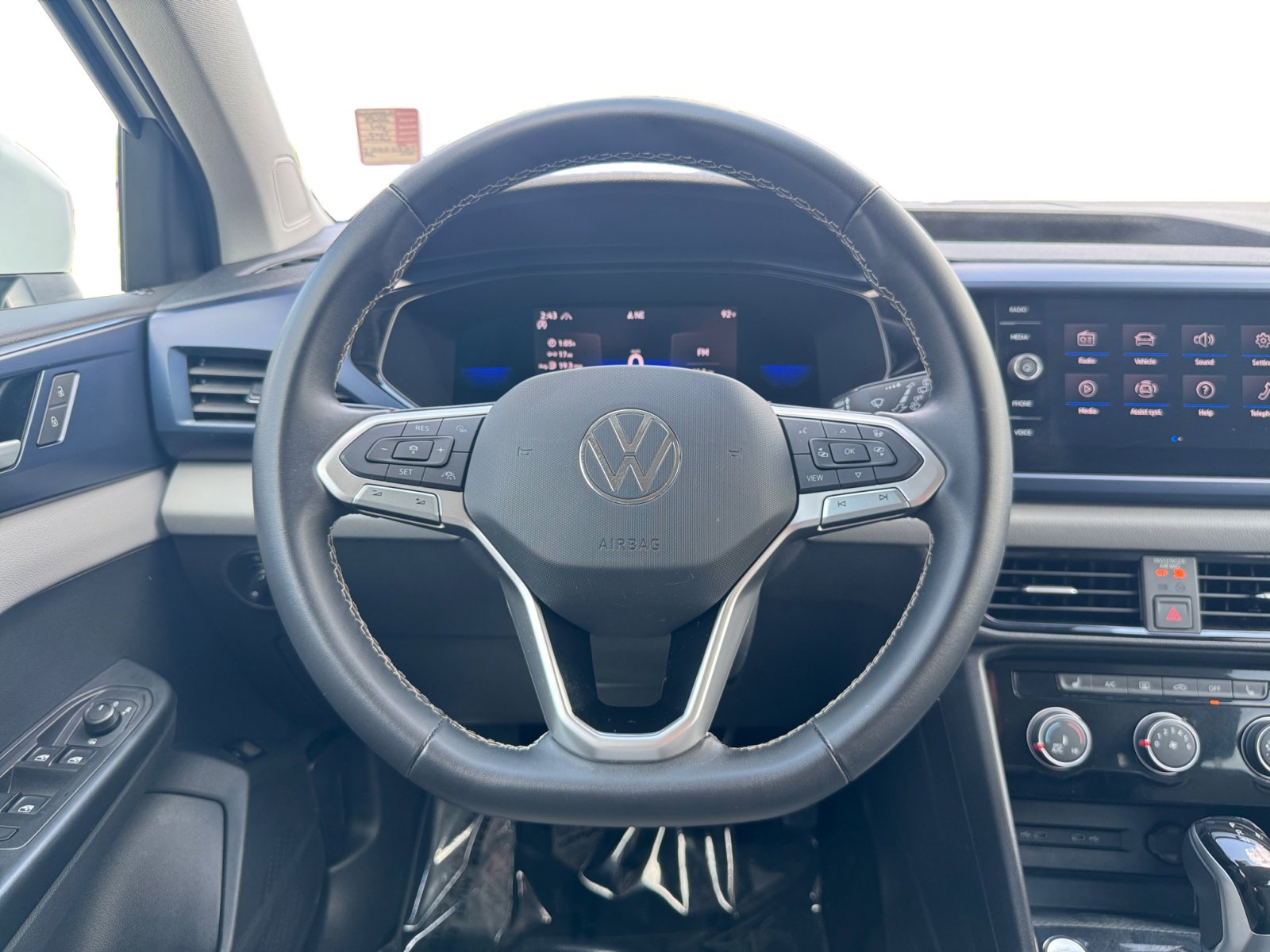 2023 Volkswagen Taos SE photo 3
