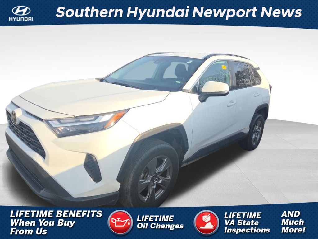 2024 Toyota RAV4 XLE's photo
