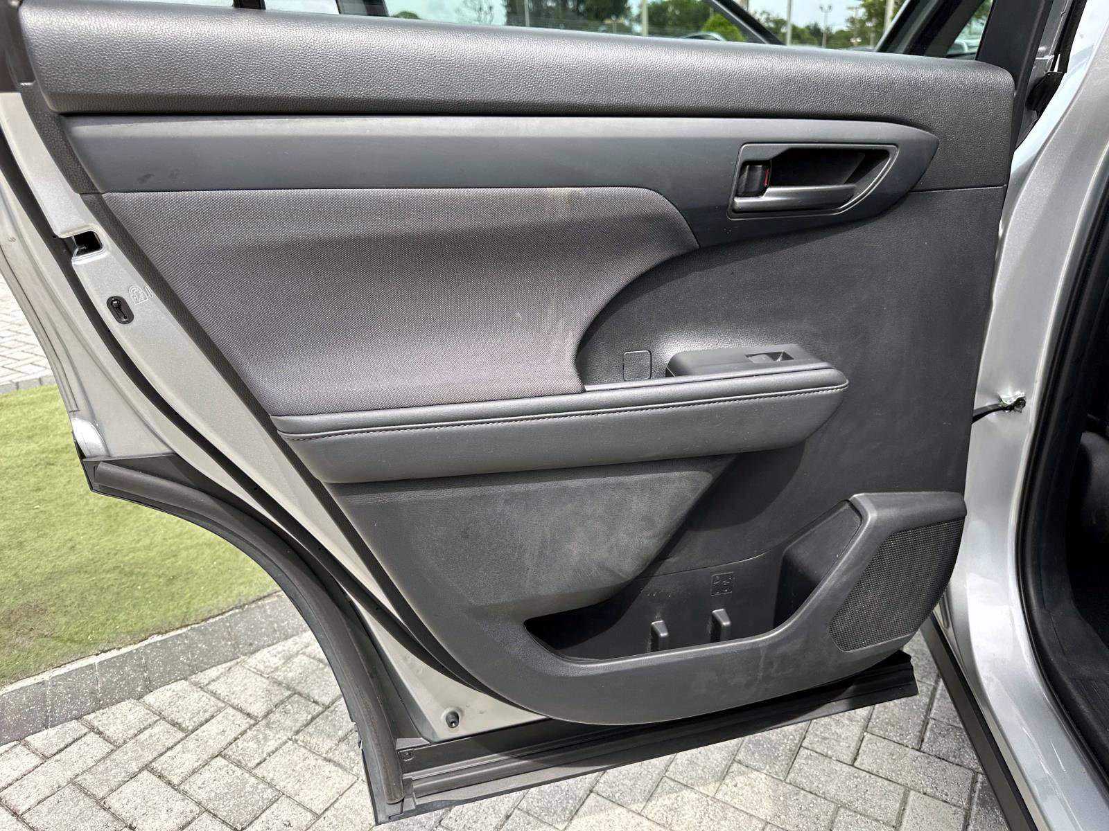 2022 Toyota Highlander LE Hybrid photo 12