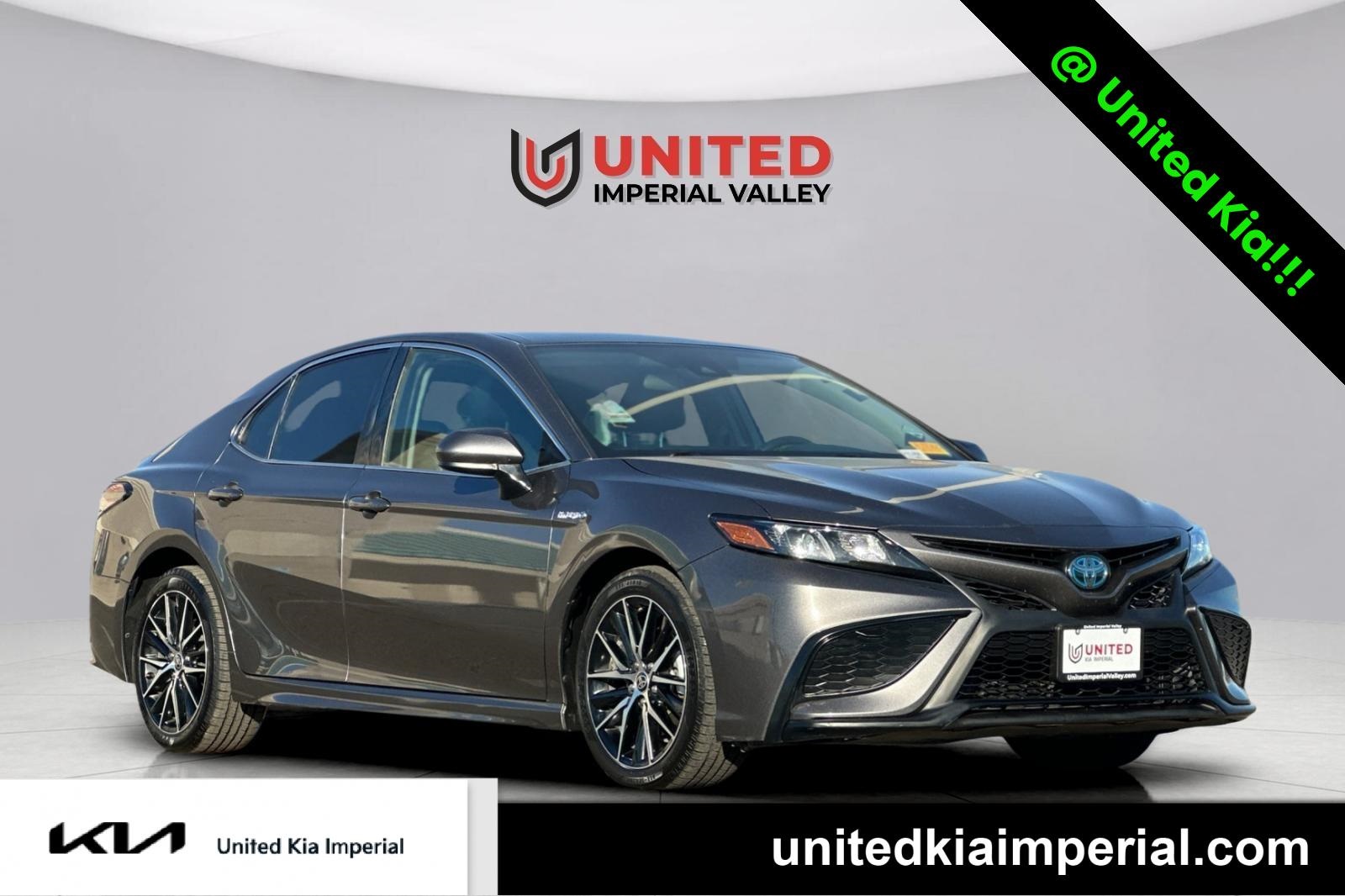 2021 Toyota Camry SE's photo