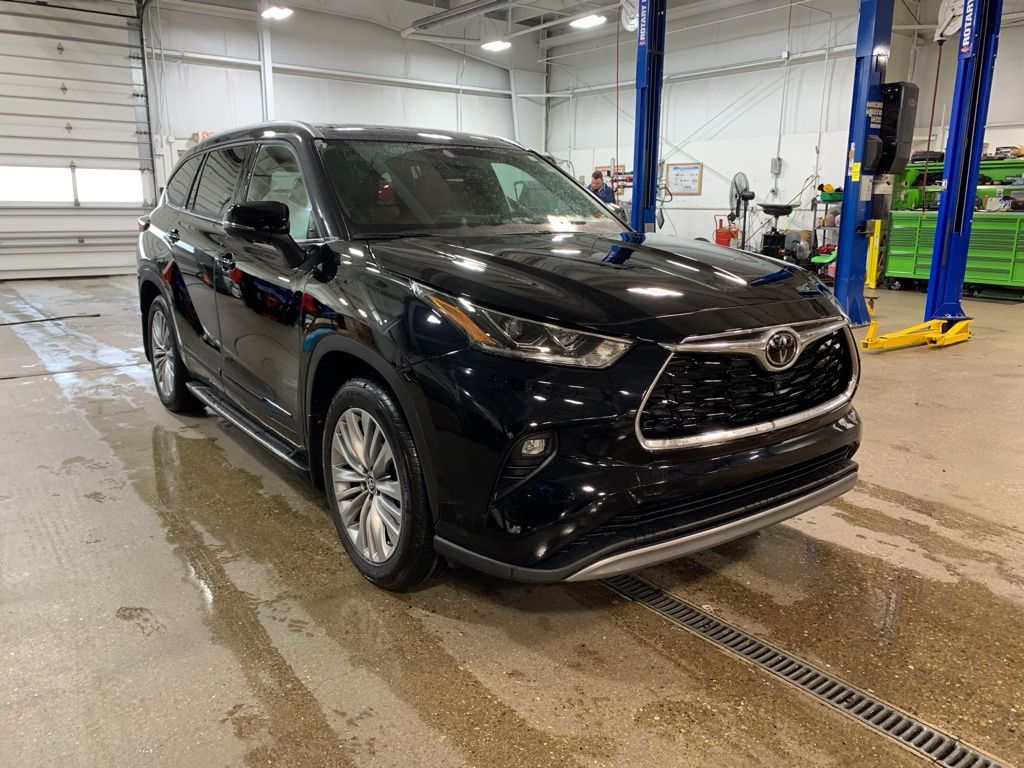 2026 Toyota Highlander Platinum's photo