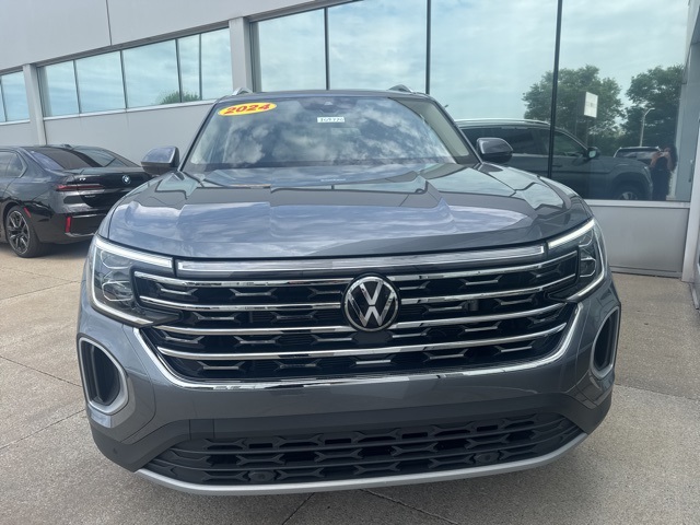 2024 Volkswagen Atlas SEL photo 2