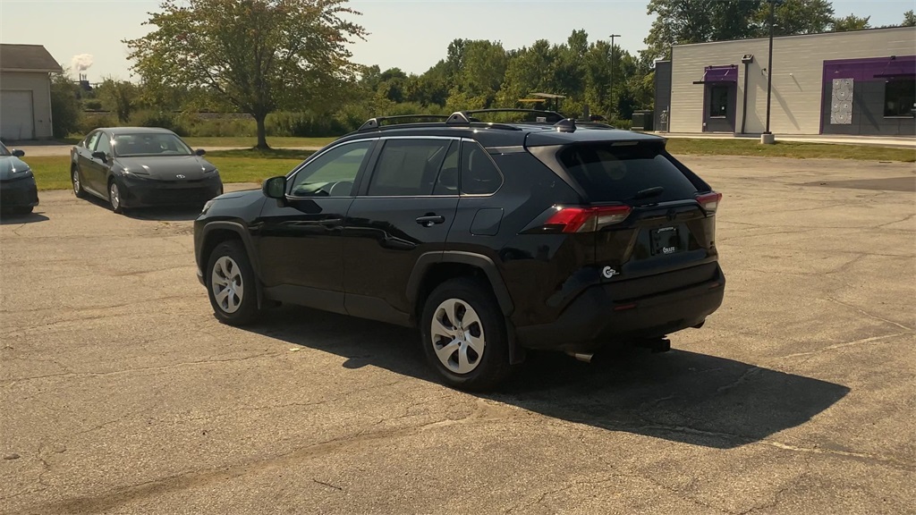 2021 Toyota RAV4 LE photo 5