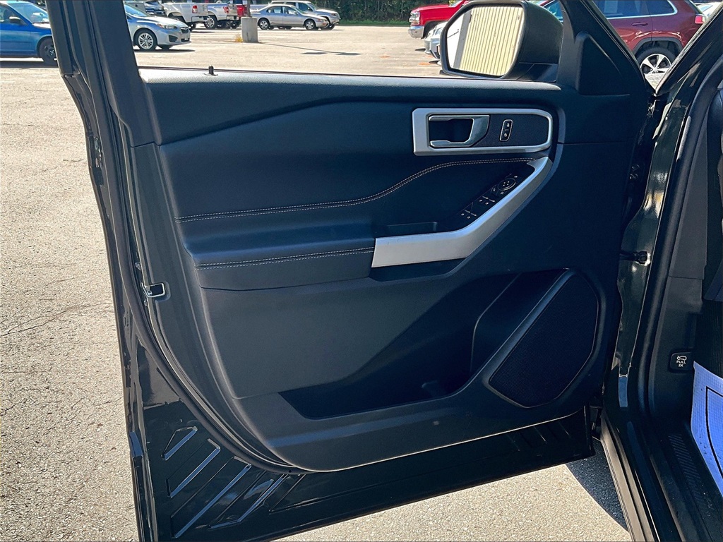 2022 Ford Explorer XLT photo 9