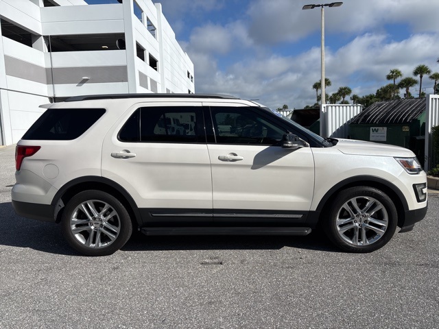 2017 Ford Explorer XLT photo 2