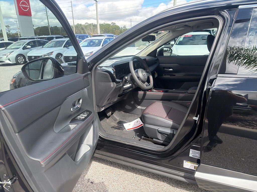 2026 Nissan Kicks SR photo 4