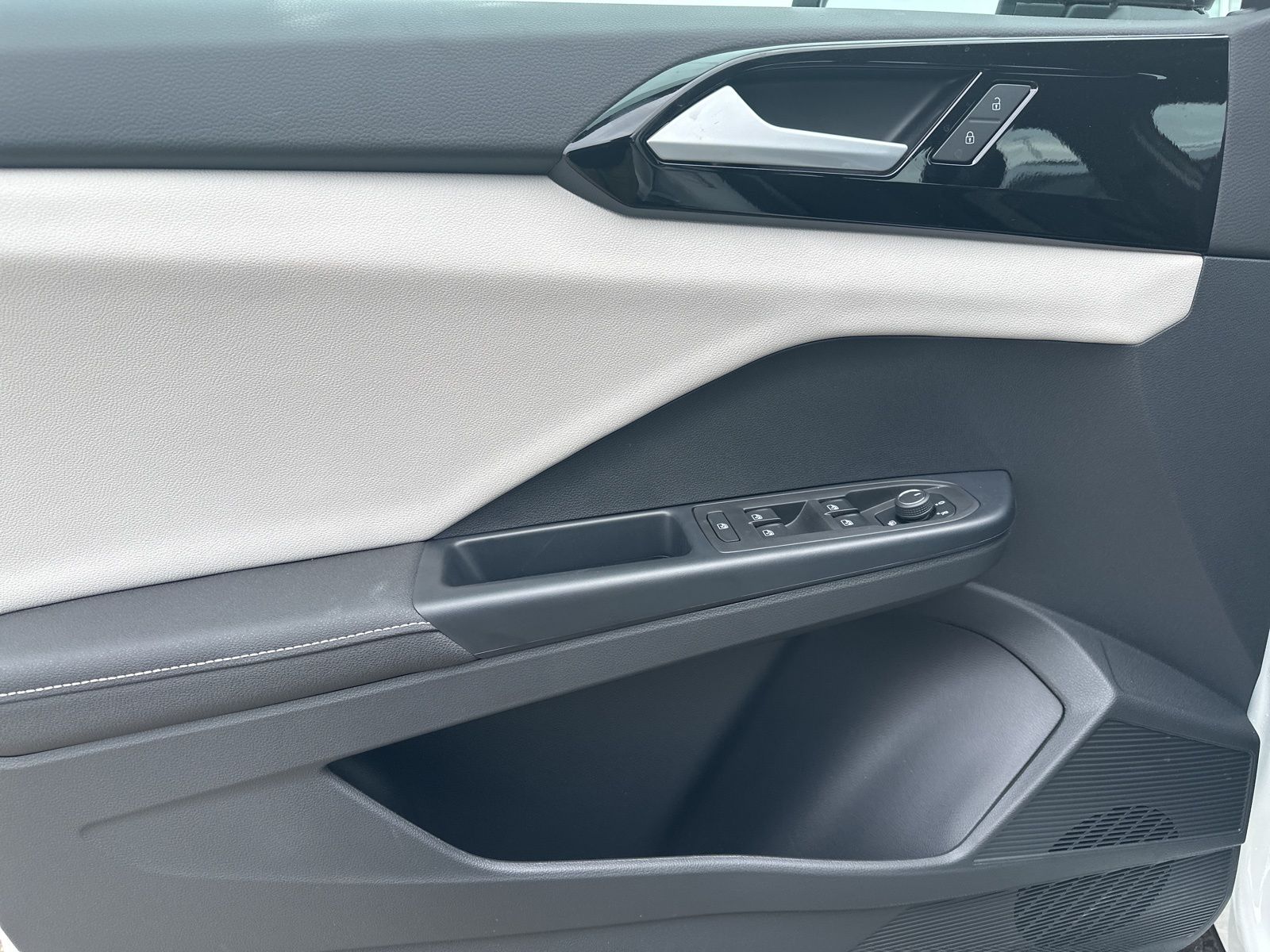 2025 Volkswagen Taos S photo 2