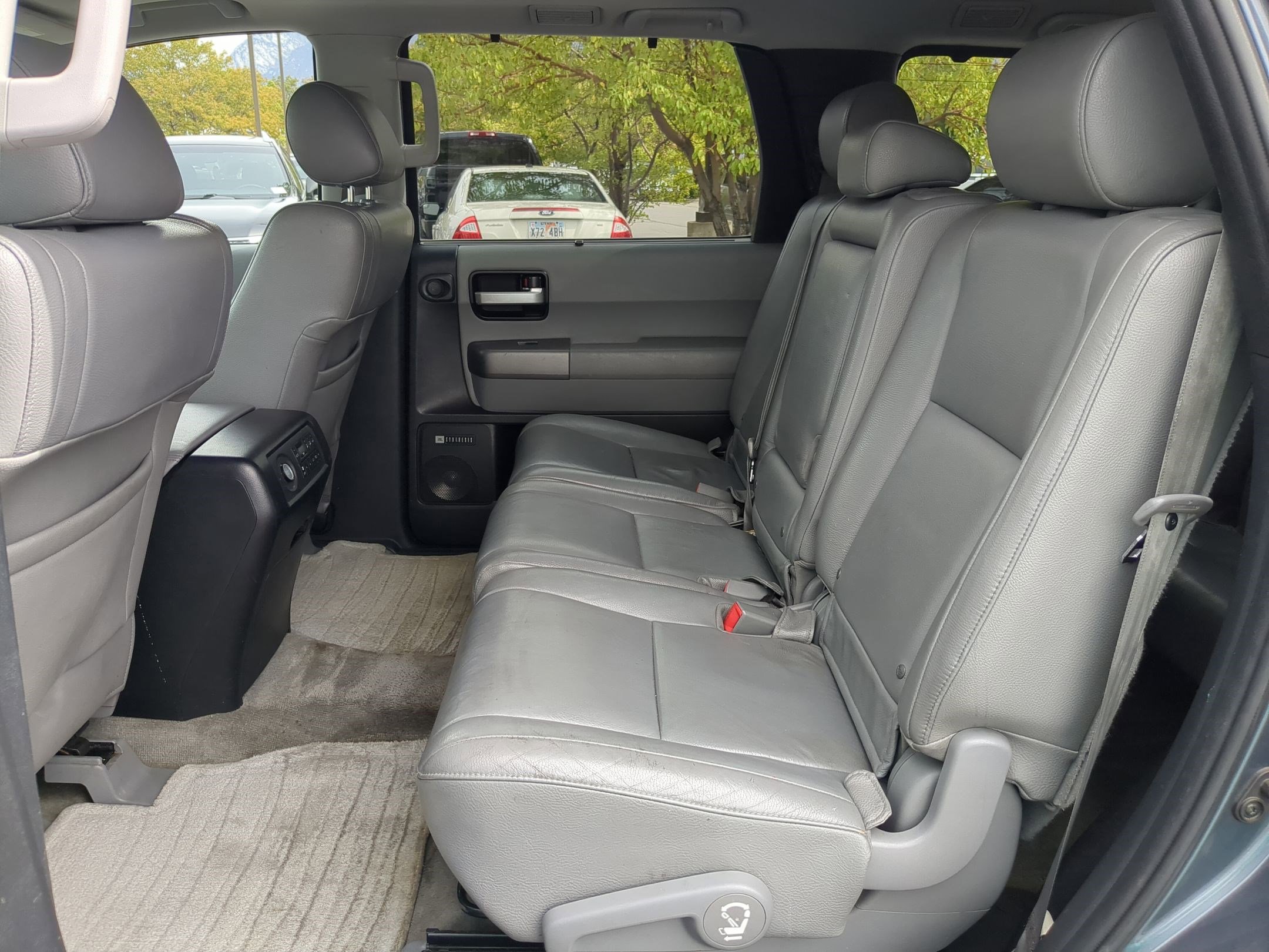 2010 Toyota Sequoia photo 25