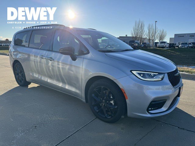 2026 Chrysler Pacifica Select's photo