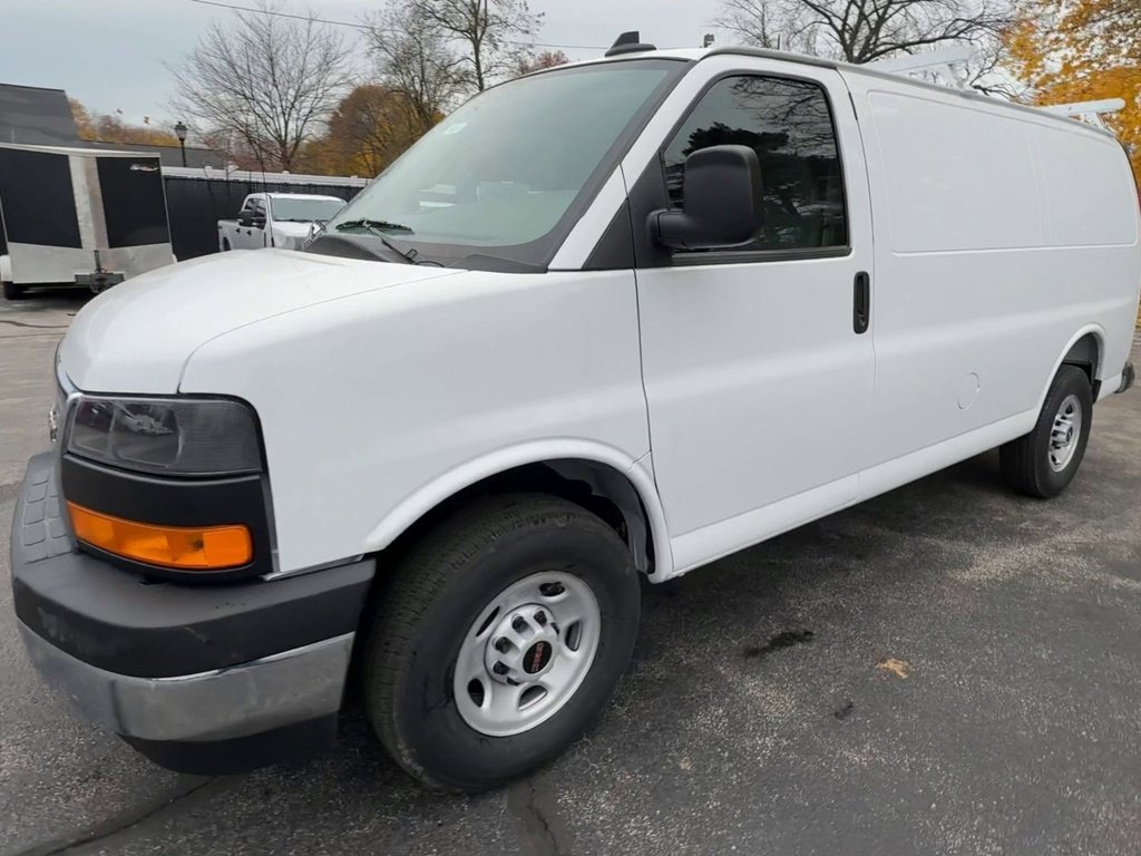 2025 Gmc Savana Cargo 2500 photo 3