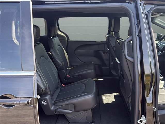 2026 Chrysler Pacifica photo 14