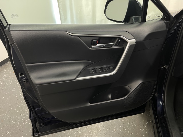 2022 Toyota RAV4 XLE Premium photo 9