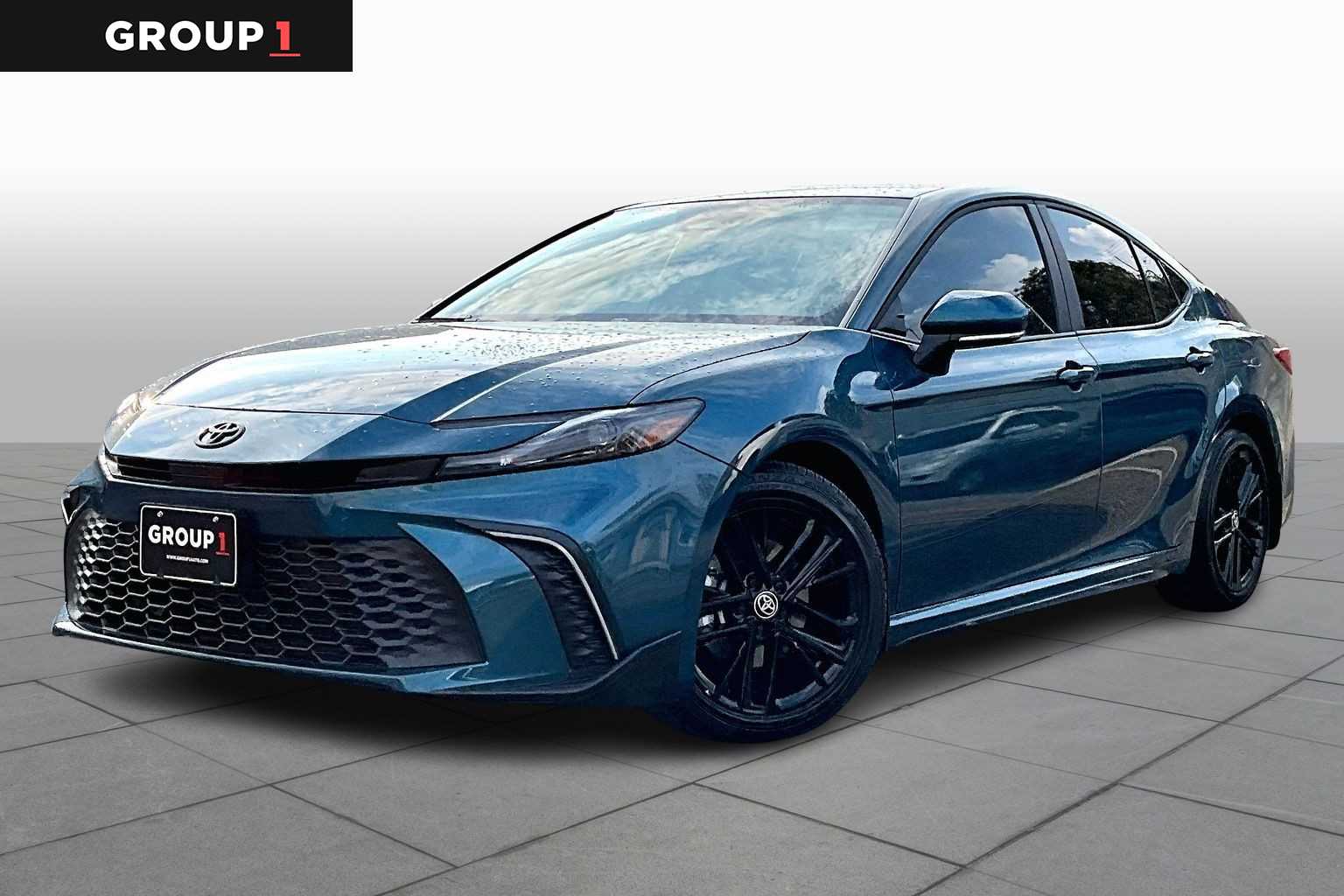 2025 Toyota Camry SE's photo