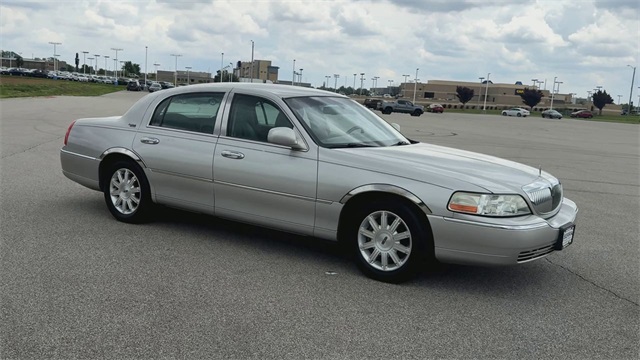 Used 2011 Lincoln Town Car Signature Limited with VIN 2LNBL8CV8BX750140 for sale in Ofallon, IL
